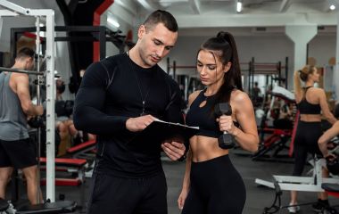 Как стать фитнес-тренером с нуля: пошаговый план для начинающих в 2026 году